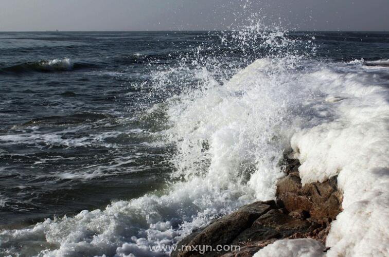 梦见海水波涛汹涌