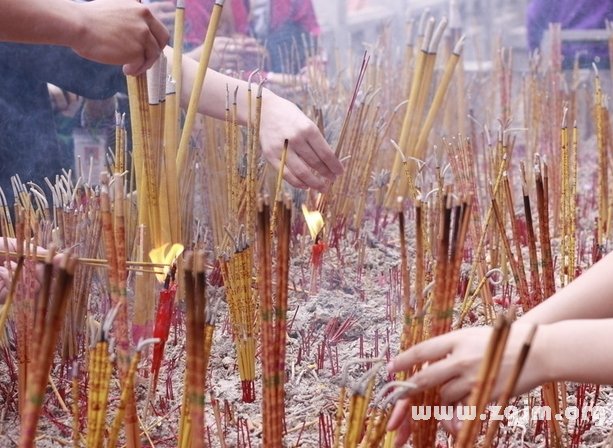 梦见上坟_上坟梦见天狗食月是什么意思_上坟梦见过世父亲还活着