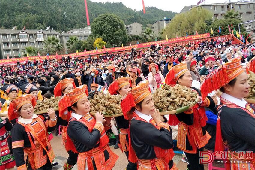 连山瑶族同胞欢聚一堂，载歌载舞共庆盘王节