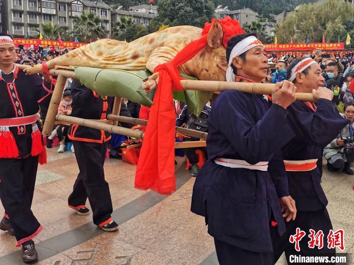 连山瑶族同胞欢聚一堂，载歌载舞共庆盘王节